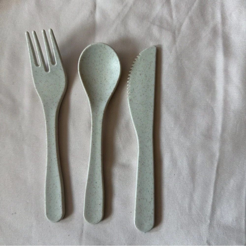 Food container with‎ wood lid, reusable utensils set and strap for closure
